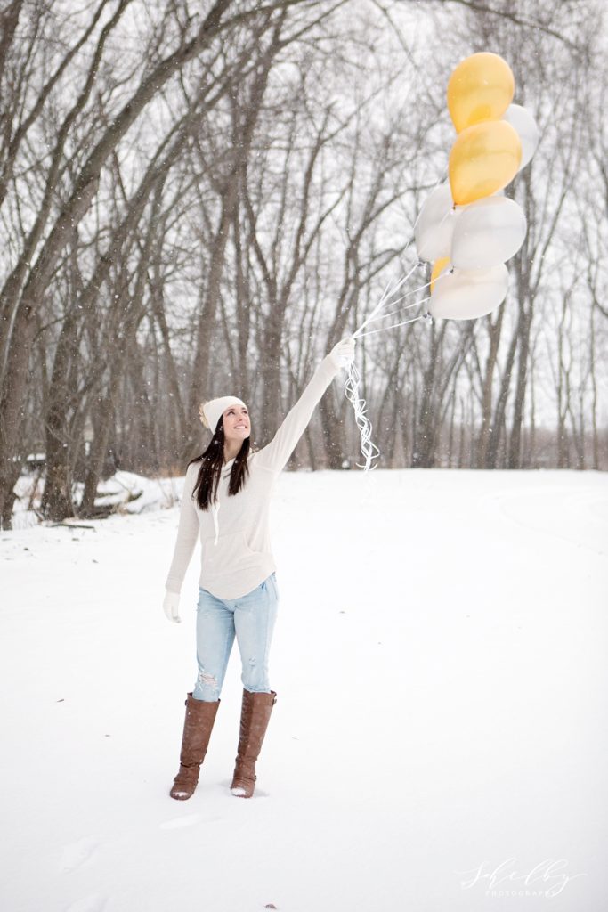 senior snow session with balloons