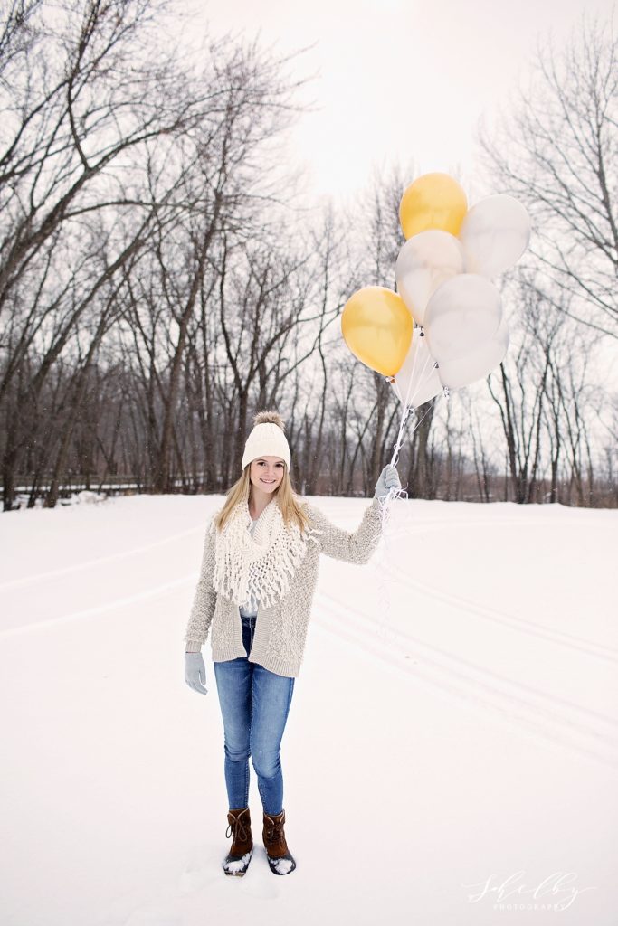 senior snow session with balloons
