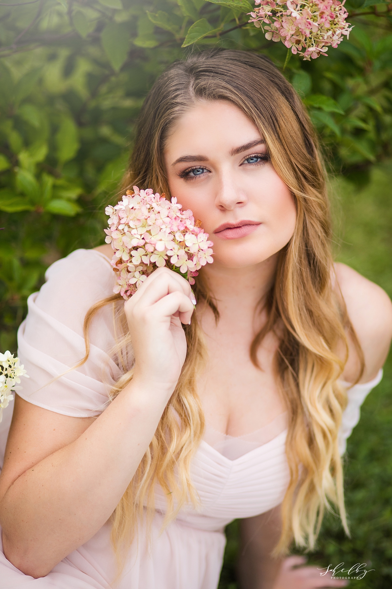 senior pictures with flowers