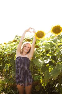 senior pictures with sunflowers