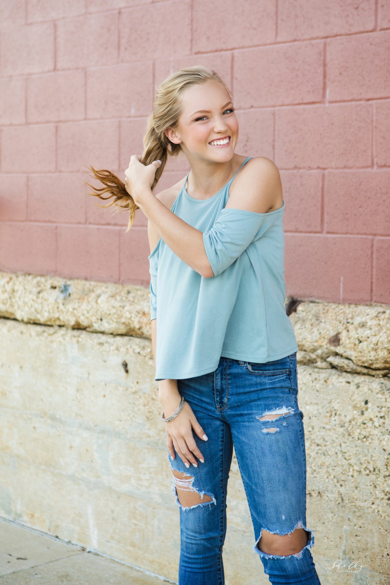 senior pictures with pony tail