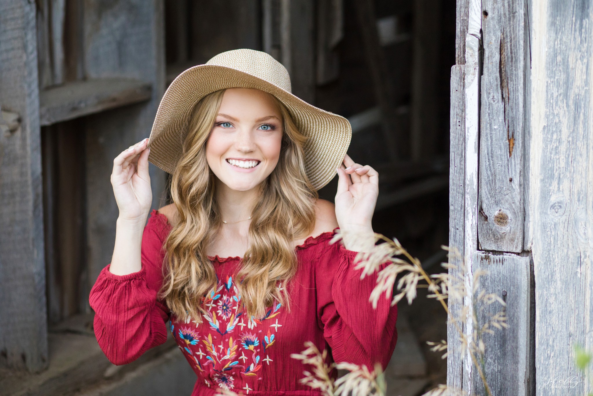 country senior pictures with hat
