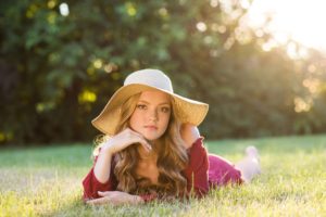 country senior pictures with hat at sunset