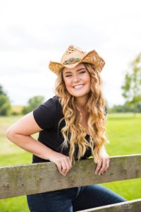senior pictures with cowgirl hat