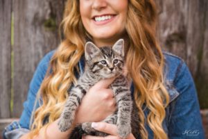 senior pictures with kitten